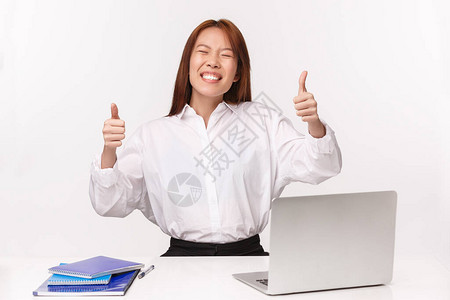 满意快乐的亚洲办公室女士微笑快乐的特写肖像图片