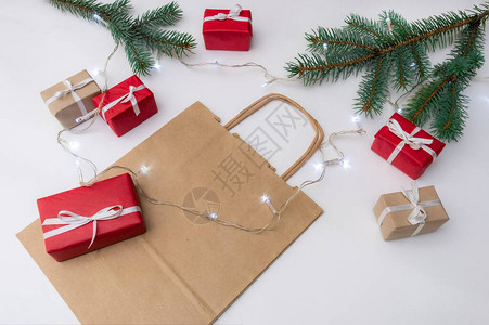 圣诞树礼物和白色背景的袋图片