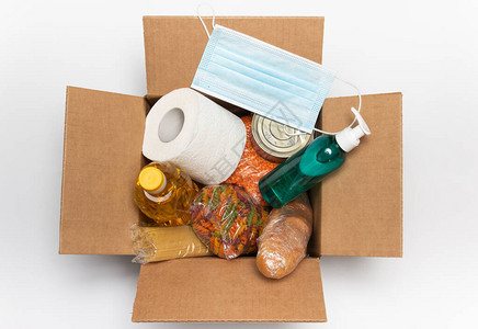 纸箱中的捐赠物品关闭了白色背景上的照片意大利面卫生纸医用口罩葵花籽油消毒剂罐头食品面包呆在家里为图片