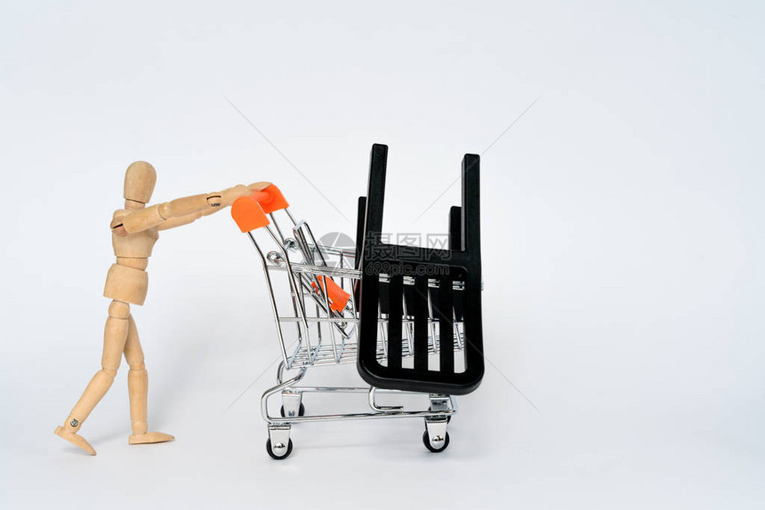 木人携带超市购物蒙山黑椅子在它隔离在白色背景公图片