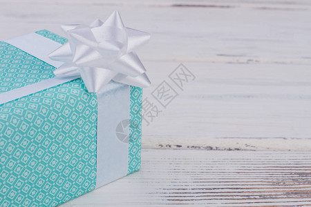 漂亮的礼品盒和复制空间用白丝带和蝴蝶结绑在盒子里的礼物生日情人节或图片