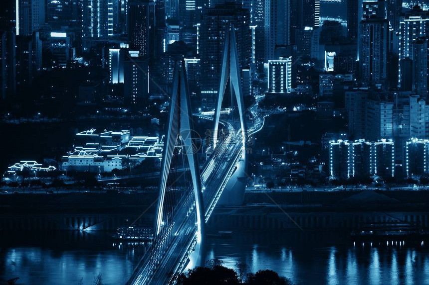 重庆市的桥梁和城市建筑夜图片