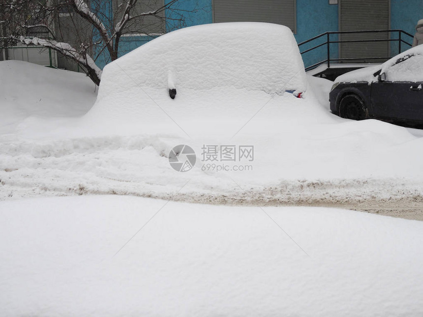 汽车被雪覆盖变成了雪堆图片