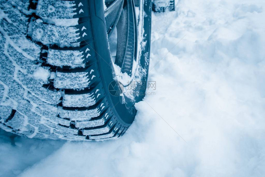 背景与车轮在雪特写图片