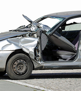 公路事故发生后车面被破碎的挡风玻璃完图片