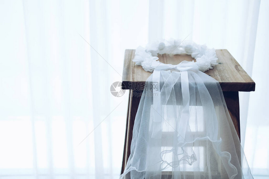 在木椅上的白色新娘面纱挂在图片