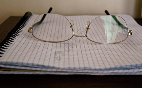 银色眼镜就躺在笔记本上笼图片