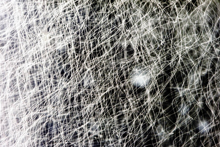 泡沫银气泡在黑色背景下闪发光的液体中长时间曝图片