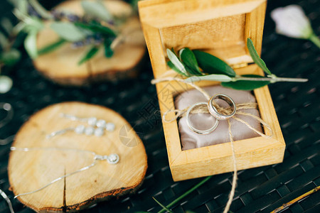 开具结婚戒指的木箱和装有耳环的木架以及带套子图片