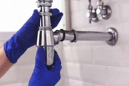 管道修理和维护洗手盆下面的铬吸水管图片