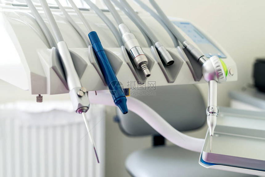 牙医诊所的病理学仪器图片