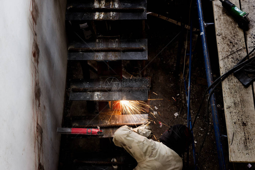 男使用工字钢焊接安装钢楼梯图片