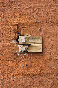 两扇破旧的门铃挂图片