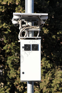 四个小型白色球形可旋转防水摄像机CCTV由顶部的太阳能电池板供电背景图片
