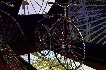 皇家宫廷的金属复古自行车图片