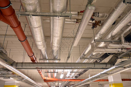 水管和电缆托盘在大楼的图片