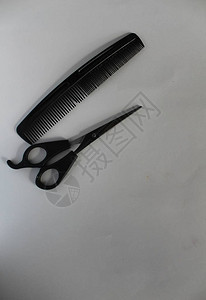 理发师的剪刀和梳子在白色背图片
