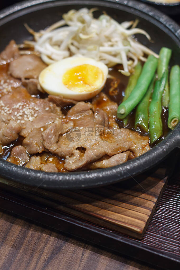 猪肉配鸡蛋和蔬菜铁板烧日本料理图片