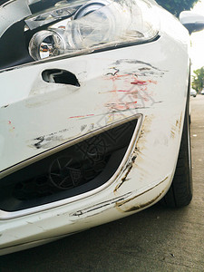车祸损坏了车的紧身颜色汽车上的S图片