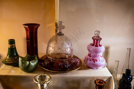桌上还有杯茶壶和茶叶饮料的饰品图片