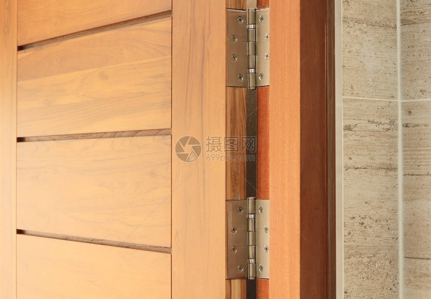 不锈钢门铰链在木制平开门上图片