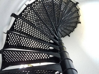 灯塔中的铁金属螺旋阶梯图片