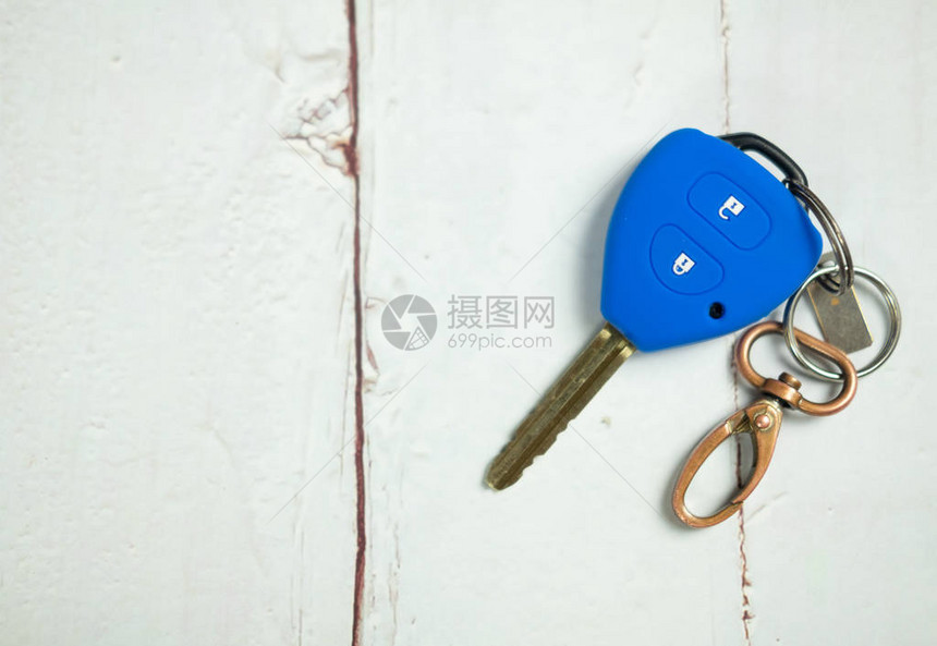 蓝色汽车遥控钥匙覆盖硅酮木制桌上图片