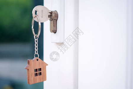 门锁上插着钥匙的房钥匙买图片