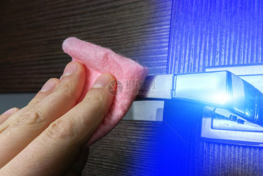 用消毒湿巾清洁门把手的细菌或表面消毒概图片