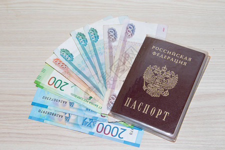 桌子上的钱和护照图片