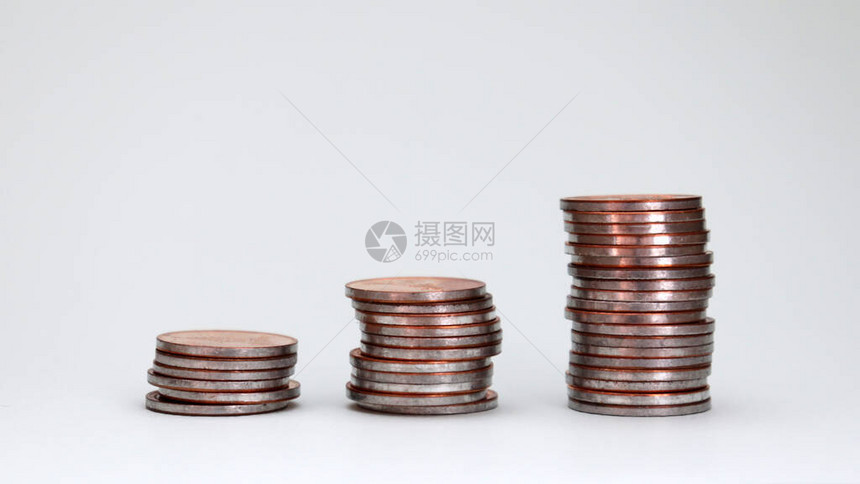 三堆不同高度的硬币图片
