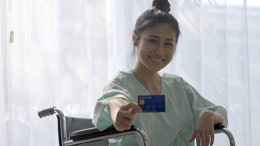 快乐的病人在医院病房受伤后坐在轮椅上图片
