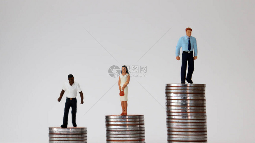 种族和经济不平等概念微型人口站在硬币图片