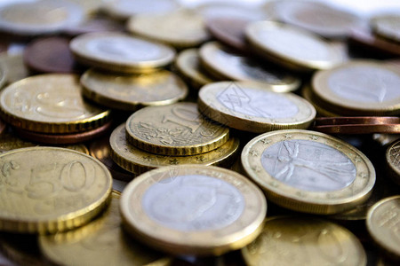 分散的银和金欧元硬币大量的硬币象征着财富财富收入图片