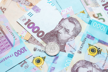新的钞票和硬币乌克图片