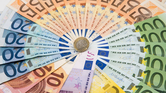 一枚硬币的特写镜头一欧元与不同价值的钞票现金背景真正的一百欧元收益不错发工资信用百分比背景图片