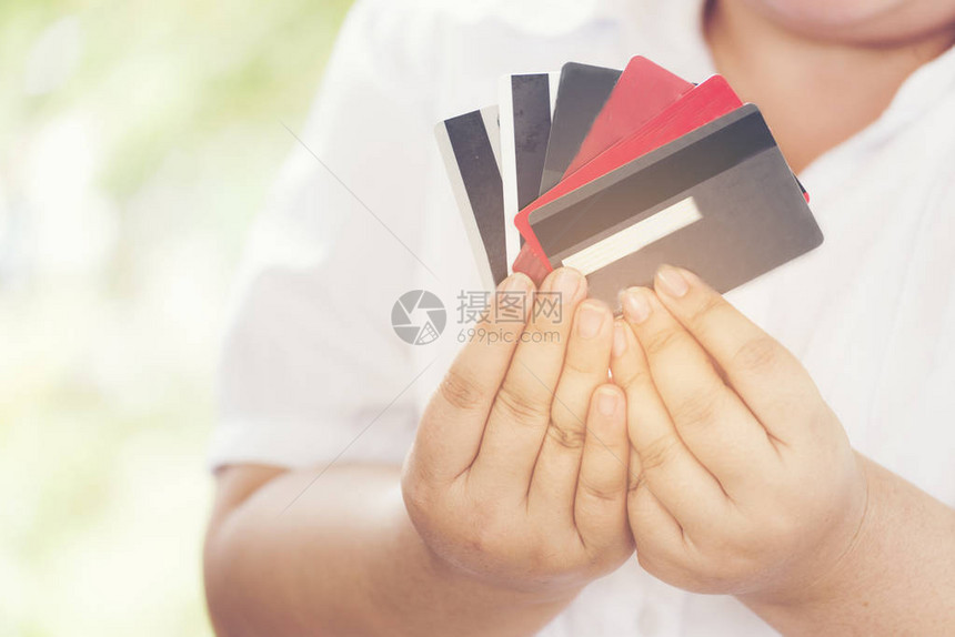 可怜的女人有信用卡问题财务问题的概念图片