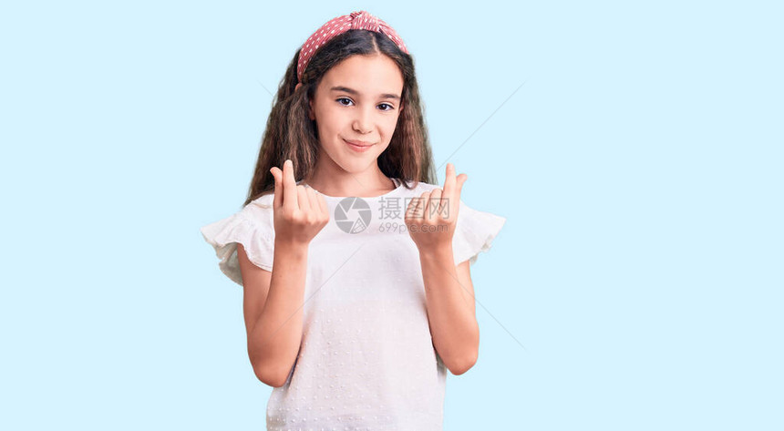 身穿白短袖圆领汗衫手举做货币姿态要求支付工资的可爱的黑人女孩图片
