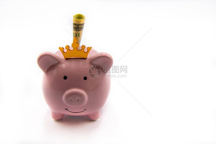 金皇冠和美元钞票的粉红小猪银行与白色背景隔绝复制空间图片