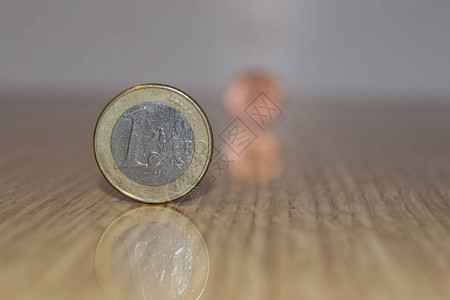1个欧元硬币背景图片