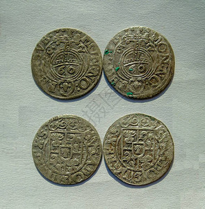 17世纪欧洲两枚珍贵的银币印在一张邮票上反图片
