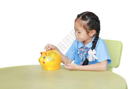 身着校服的亚洲小女孩坐在桌子上图片
