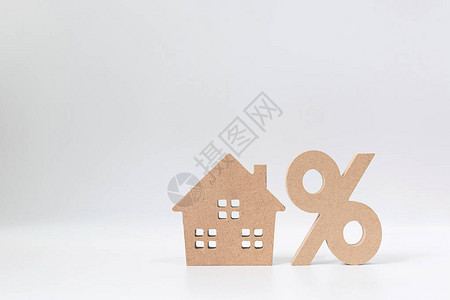 利率财产投资抵押贷款概念百分比和房屋标志符号用白底木制的图片