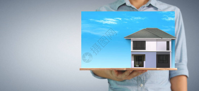 房价贷概念手持房屋模型图片