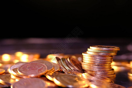 黑色背景硬币的特写硬币堆叠背景和金融和图片