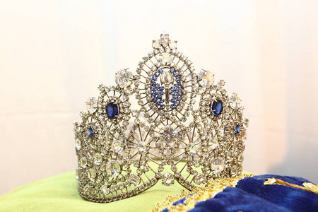 获盛奖的王冠珠宝小姐钻石珍珠银金红宝石在CushionPi图片
