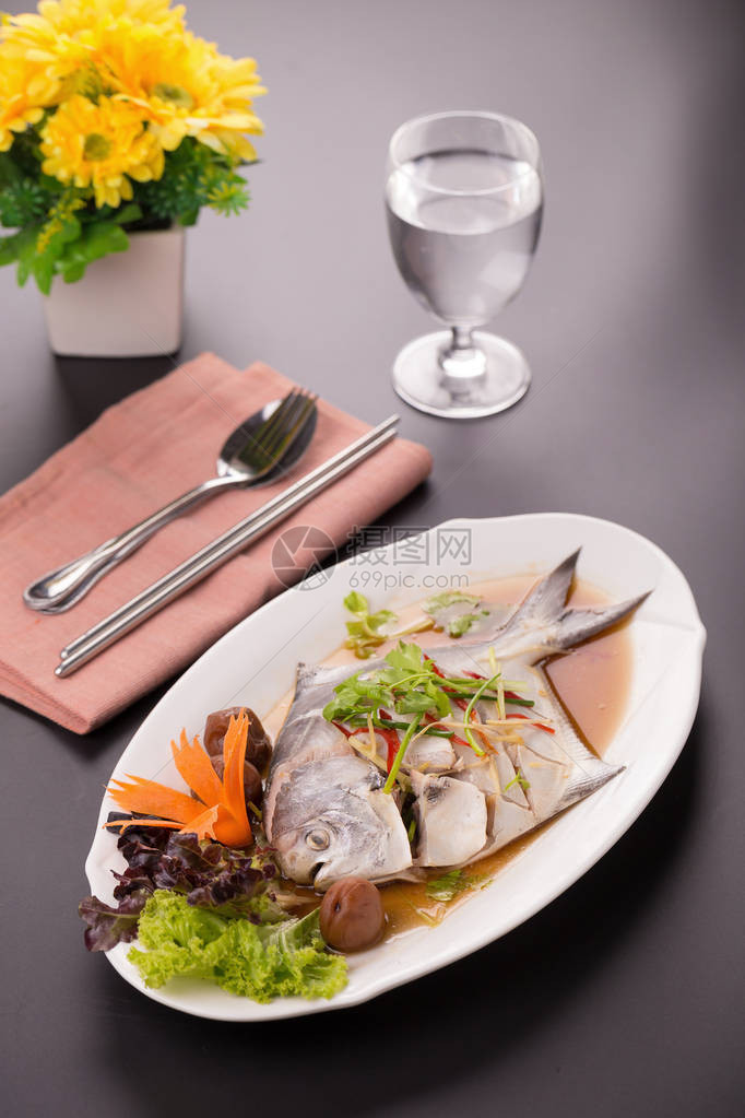 传统美食白鲳蒸鱼图片