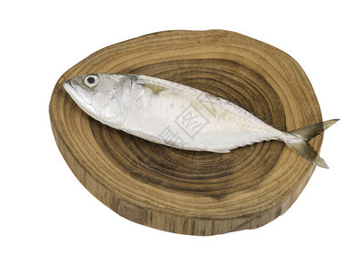 木制切削板上新鲜的麦子鱼与白色背景隔绝图片