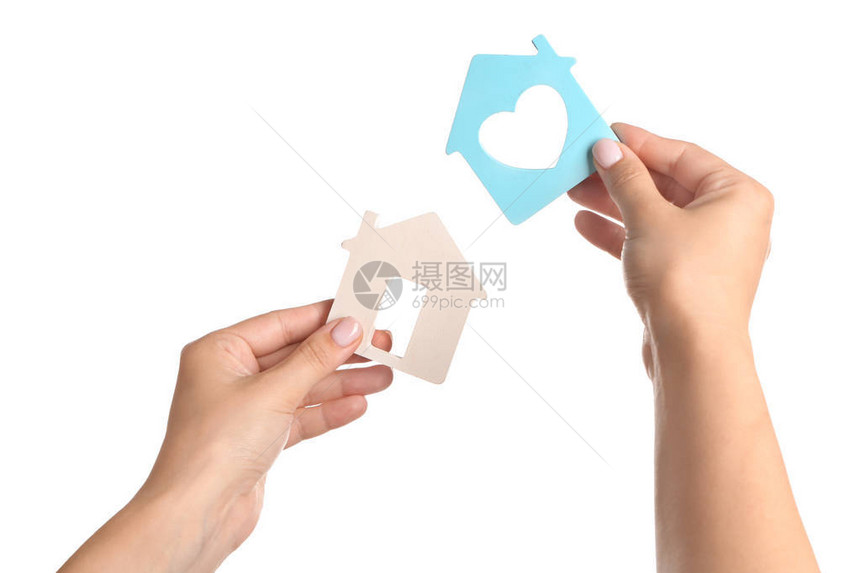 女手握着白色背景房屋数字的女用图片