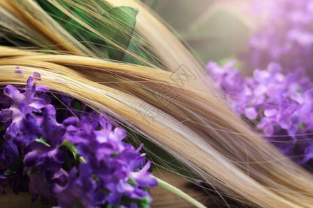 金色的头发和紫色的花朵紫丁香如此接近图片